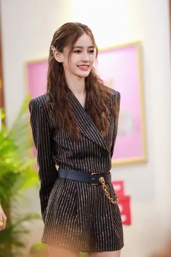 angelababy《奔跑吧》穿nicole felicia婚纱 梦幻亮片裙美出新高度