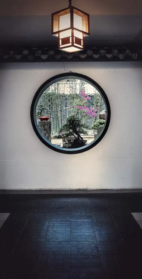 引人深入; 绕过造型别致的镂空照壁,沿着古风古韵的廊道,就来到了庭院