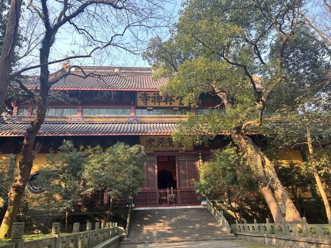 图一是截的别人拍的灵隐寺正门的图(就是随手截的网图),就是说我从