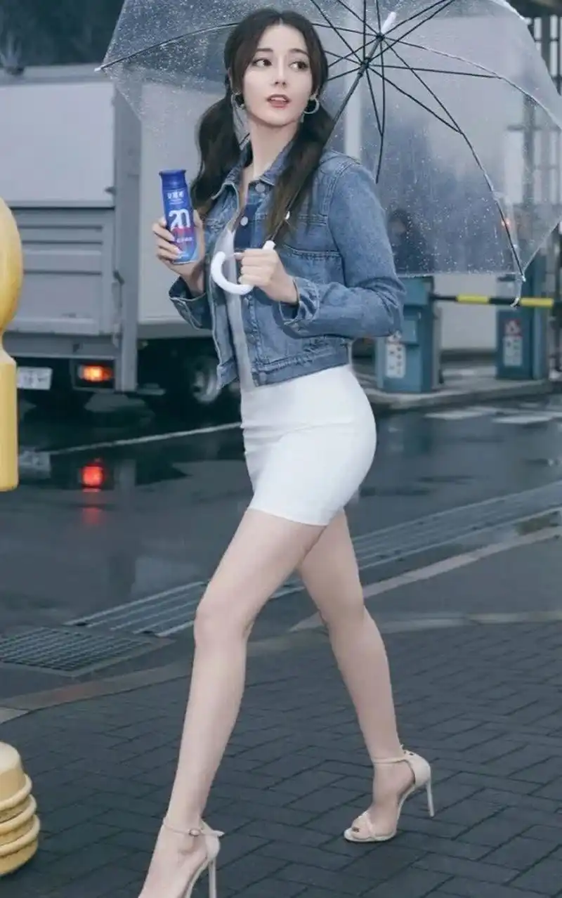 迪丽热巴包臀裙穿搭,大长腿一览无余