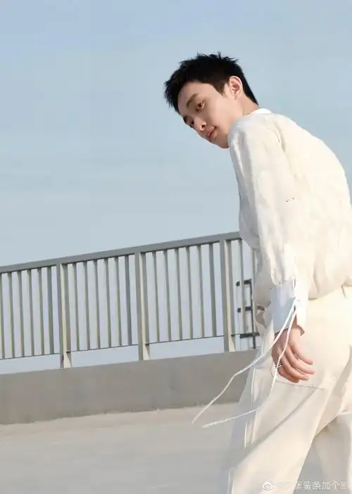 白宇帆白衬衫少年感