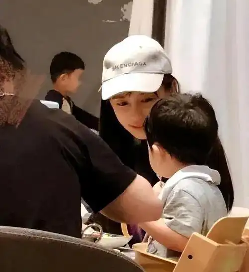 angelababy深夜带小海绵看急诊憔悴抱娃不松手