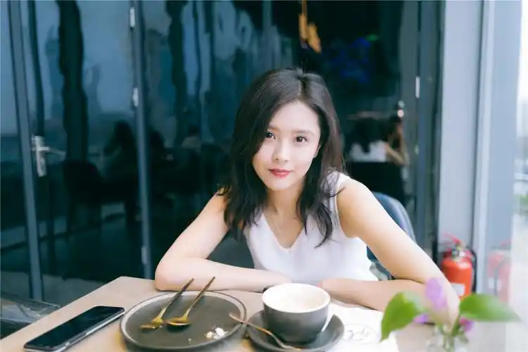 王蕾初春最新写真曝光 一笑百媚港范儿吸人眼球