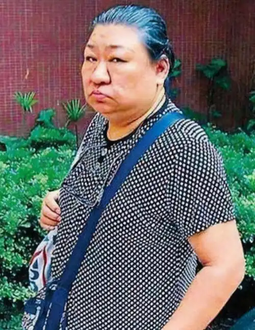 朱丽倩大姑姐送殡!穿西服满头白发身材丰腴,和明星弟弟关系破冰