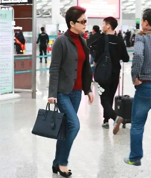 杨澜会打扮才有气质,走机场穿红毛衣灰西装,全身都贵但没有贵气|牛仔