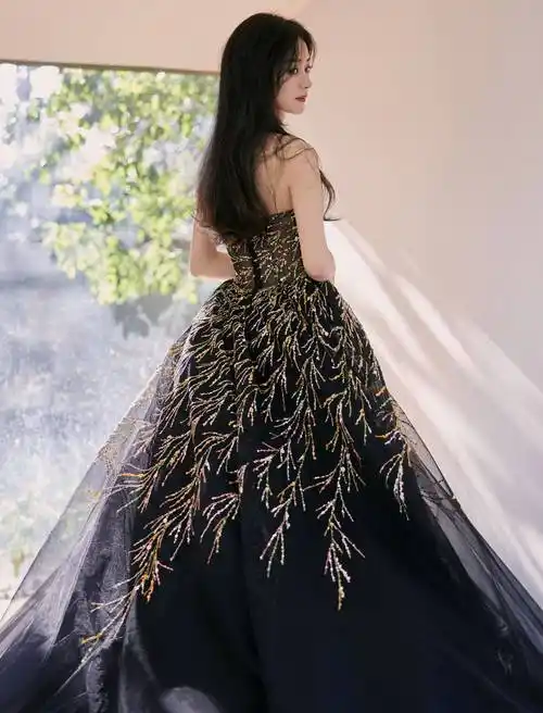 原创赵丽颖星光大赏连换3套礼服丝毫看不出她33岁