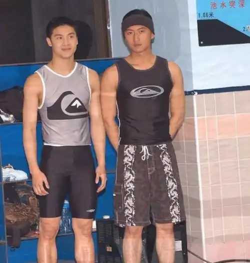 他的妻子张茜身高一米六四,两人站在一起,张卫健看起来并不显得特别高