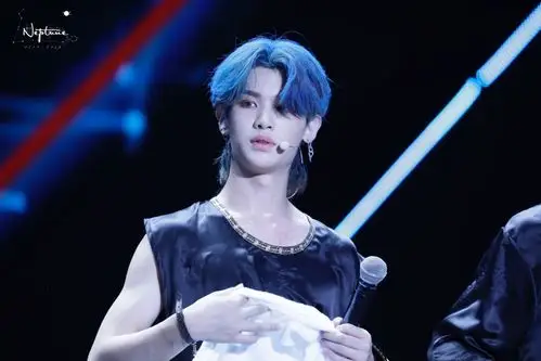 黄明昊justin蓝发