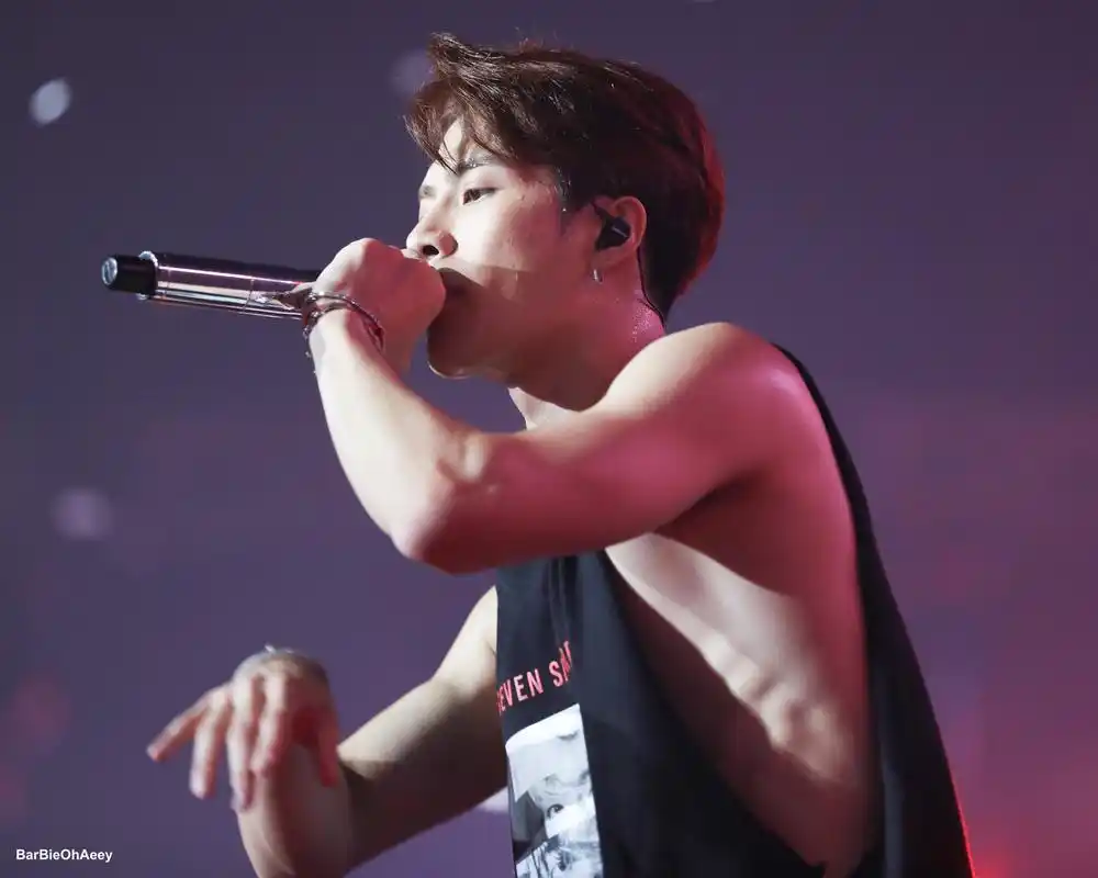 曼谷fan fest王嘉尔:   王哥身材真的太好 这鲨鱼肌!让人疯狂