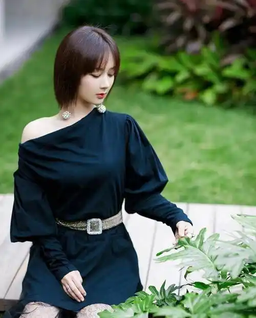 28岁杨紫愈发成熟,浮夸耳链配黑裙,时髦高级气场强大_身材_造型_黑色