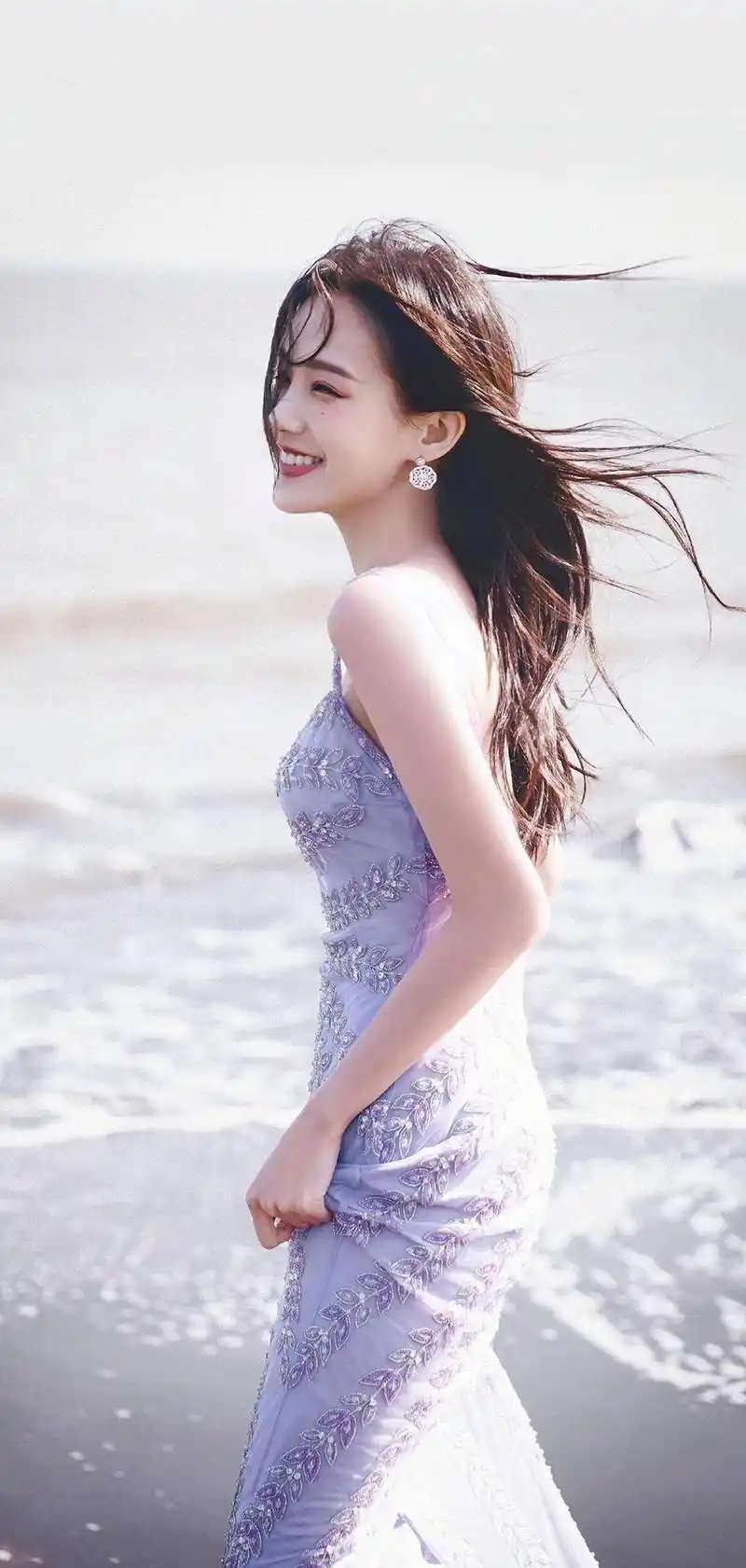 李一桐紫色吊带裙写真,精致温柔的美人,十分养眼!_魅力_笑容_身材苗条