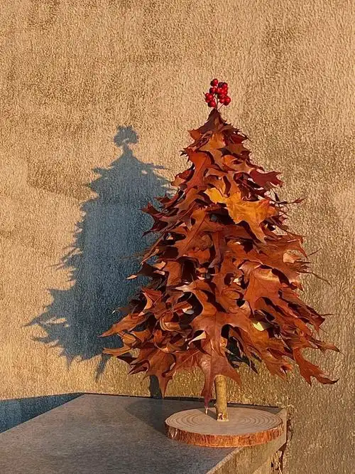 用树叶自制超级有氛围感的圣诞树