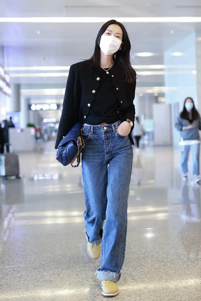 刘雯街拍:chanel粗呢西装19手袋 牛仔裤皮靴商务休闲