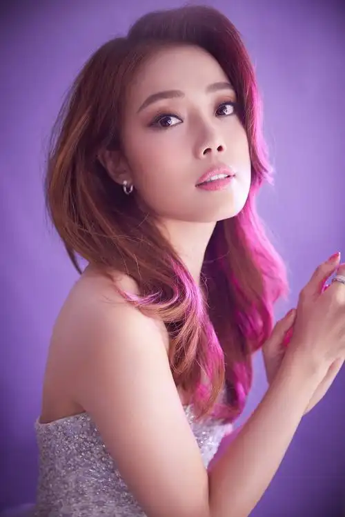 容祖儿出席央视国庆晚会搭档李易峰演唱你安好我无恙致敬抗疫英雄