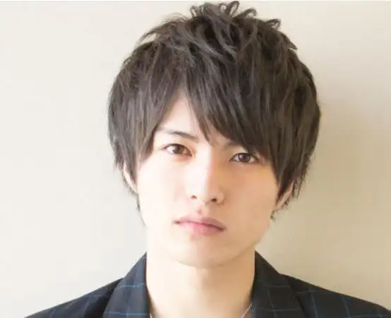 蓬松男生短发发型,整个男生卷发发型虽然不是太长的,可是设计得有点儿