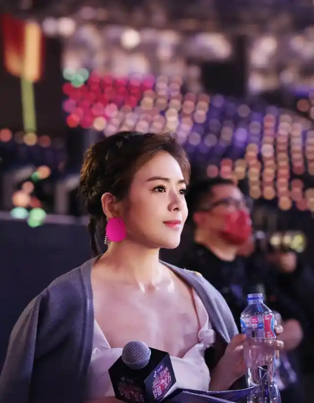 陈辰不仅身材外貌出众,业务能力也非常强,这样优秀的主持人留在东方