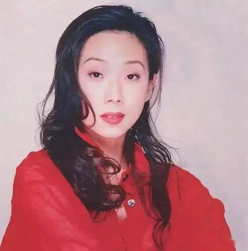 林忆莲为干爸胡枫庆生56岁气质好与小11岁男友分手后生活低调