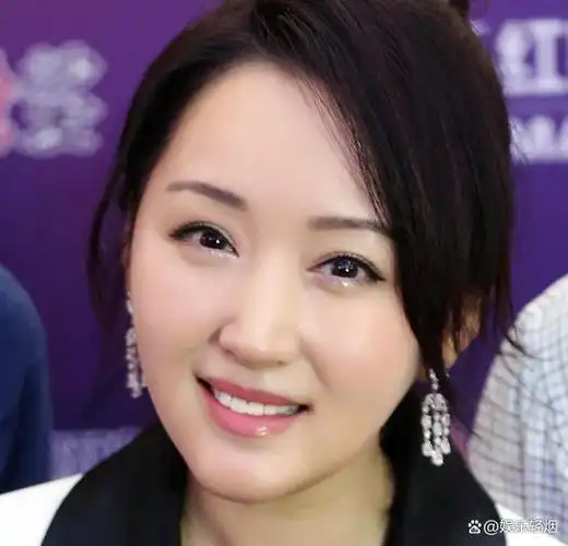 杨钰莹终究是老了在美颜下看似年轻但身材却暴露了年龄