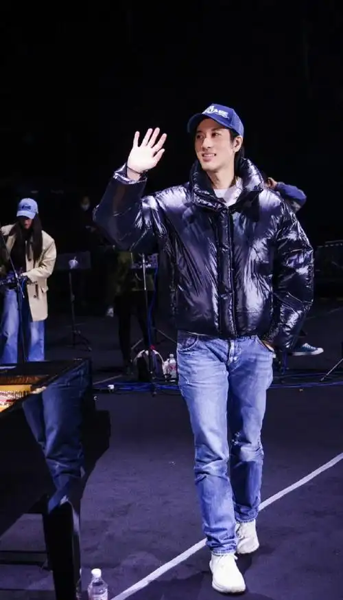 王力宏说真正的竞争对手是国外艺人#今天是王力宏的生日,据说会 221