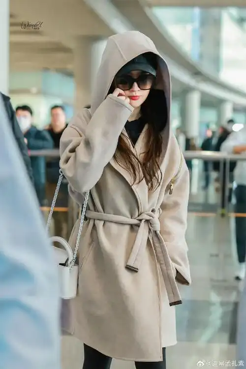 刘亦菲叠戴帽子##刘亦菲戴了两个帽子#刘亦菲回国机场照