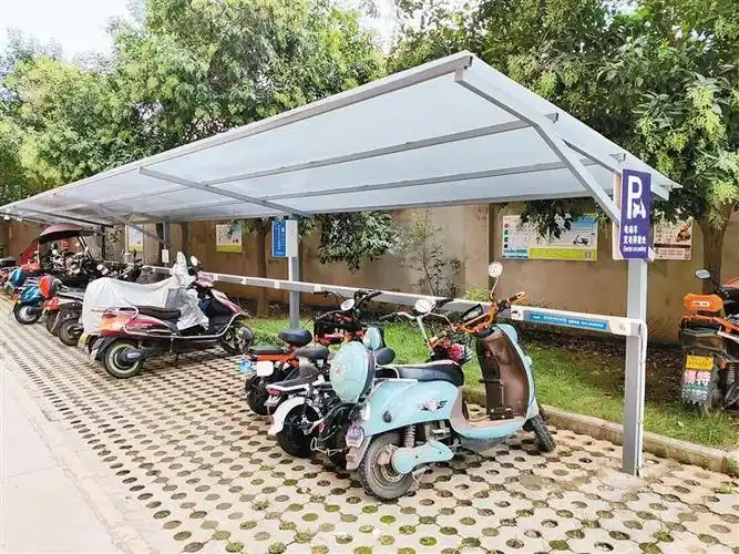 昆明时光小区的电动自行车充电车棚.