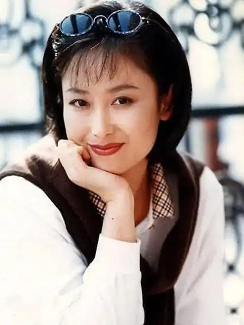 (左翎)1994年,左翎因饰演《情满珠江》中的梁淑贞,荣获第14届中国