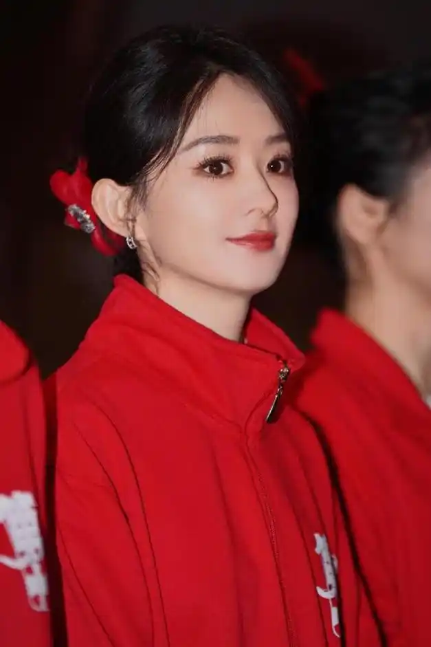 赵丽颖晒照宣传新电影,大红外套超喜庆,笑容甜美迷人似初恋|冯绍峰