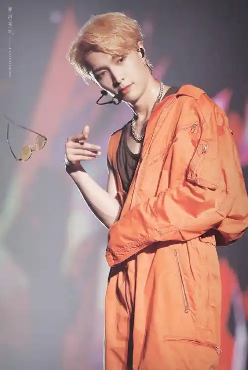 原创张艺兴戴眼镜有多时尚多种风格轻松驾驭你喜欢吗