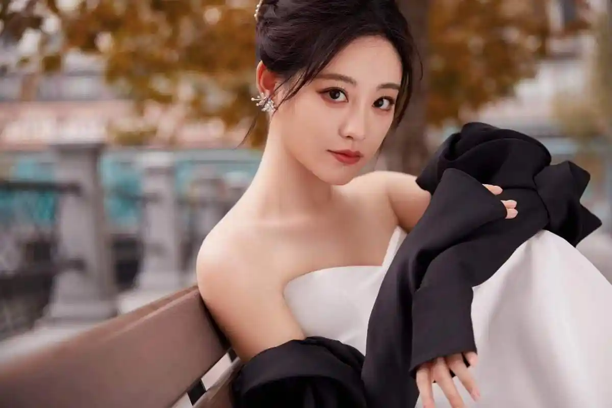 祝绪丹白缎面墨色玫瑰礼服大片:明媚秋意入画,袅袅曲水回风