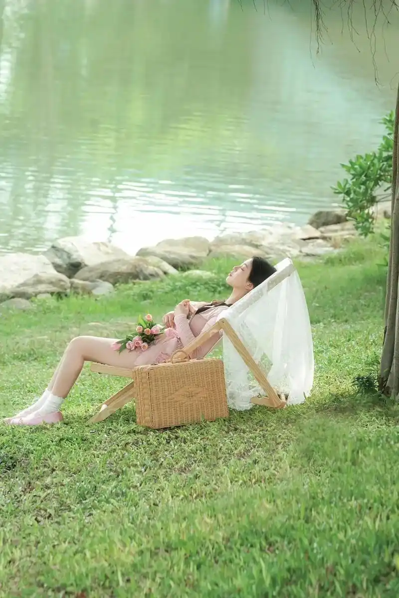 很喜欢这样的氛围 一个人静静的坐在湖边发呆 吹着微风 看着湖 - 抖音