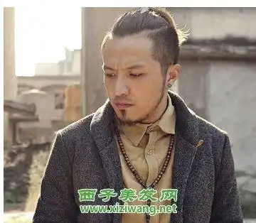 男发偏刘海后边扎辫图片