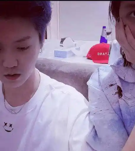 关晓彤鹿晗同居照片疑曝光穿睡衣亲密合影身后酒瓶太抢镜