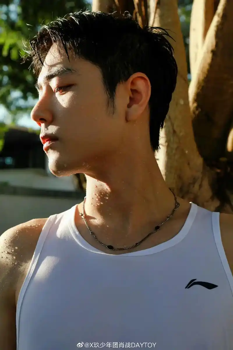 肖战#魅惑的眼神 # 迷人的身材 - 抖音