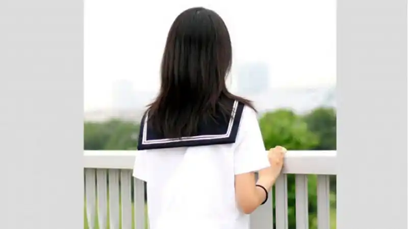 国际 > 正文   图:以穿着制服的女高中生背影示人的「rinna」网上