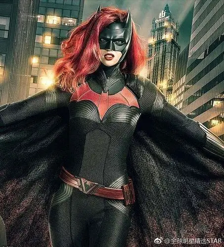 鲁比洛斯蝙蝠女侠造型曝光苦练中国武术
