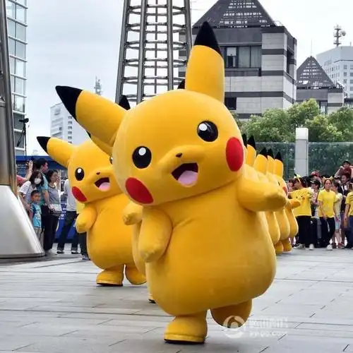 皮卡丘街头跳广场舞  当地时间2015年8月13日,日本横滨,为纪念游戏