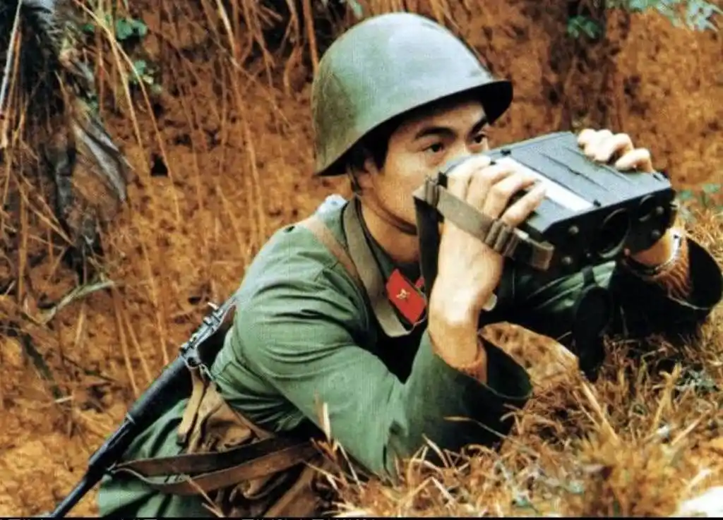 中越战争最震撼的一张照片,死也不放下旗帜,照片中的士兵今何在