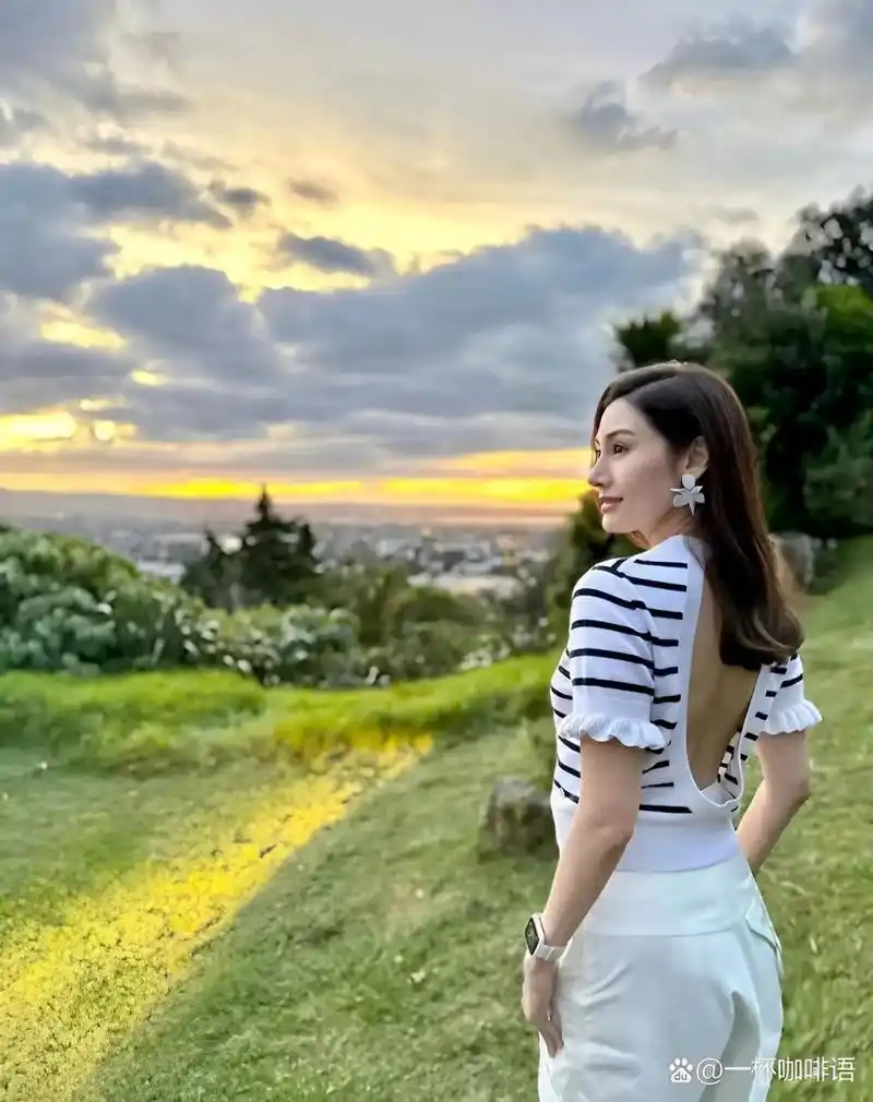 53岁的李嘉欣很漂亮,脸和侧面像一样迷人!