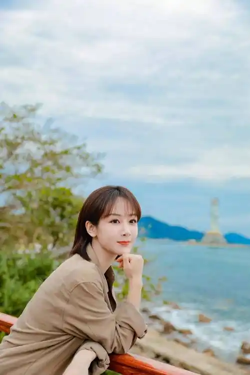 杨紫干练短发越来越惊艳,眼神清朗透出时尚感,"小猴紫"长大了_衬衫