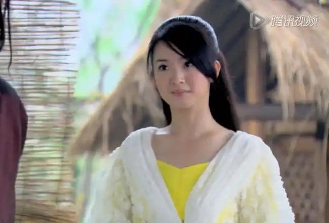 第二个造型,杨雪舞在兰陵王帐中的异域女子装,里边穿一件素黄色的衣衫