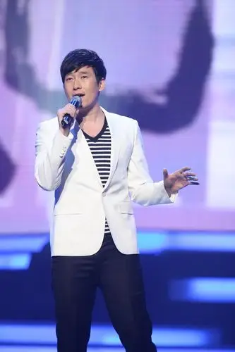 高清组图:新浪网络盛典 满江献唱《中华诵》