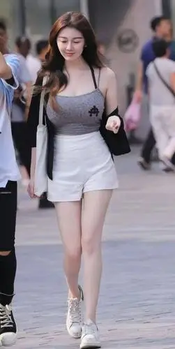 20岁女生怎么穿好看吊带背心开衫短裤