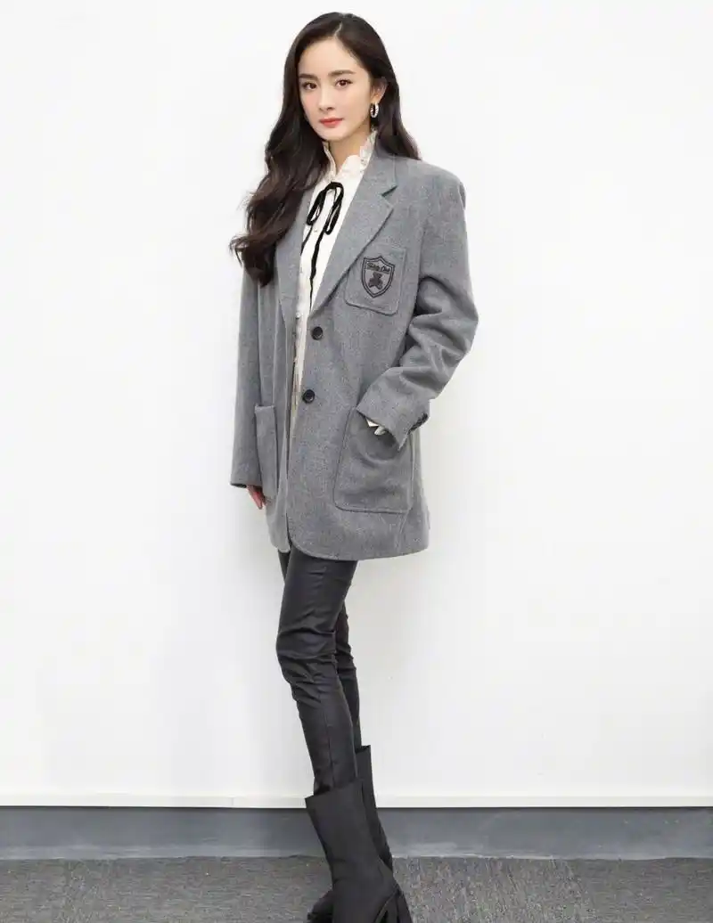 杨幂也太会穿衣了,毛呢西装搭配黑色皮裤,简约干练又不乏时尚感