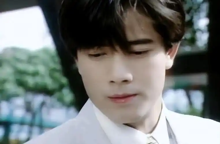 郭富城不但五官精致无可挑剔,身材比例也很协调,不愧是舞王,帅得让人