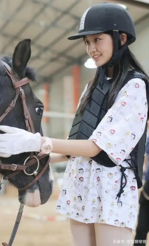 天使怕是吻过"小李慧珍"的腿吧?无痕裤都能穿到"透光",绝了