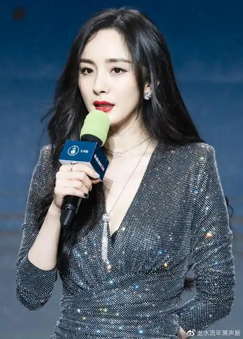 杨幂出席活动一袭银色亮片长裙婀娜多姿妩媚动人