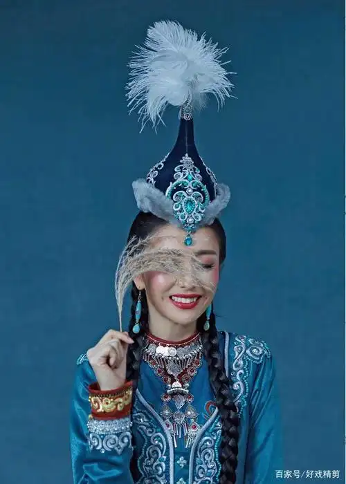 锡伯族的丫丫(佟丽娅)着民族服装美丽动人