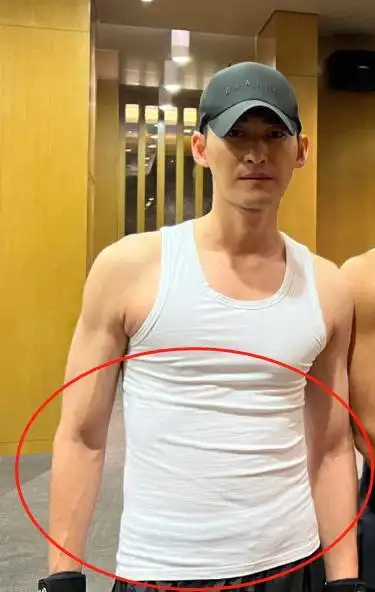 陈伟霆晒健身照,半裸上身无赘肉,鲨鱼肌明显,网友:p图都不敢