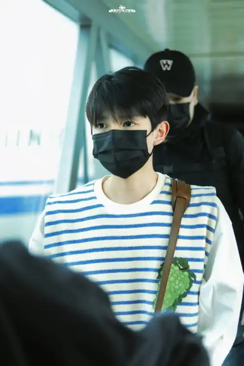 王源出席qq音乐巅峰盛典