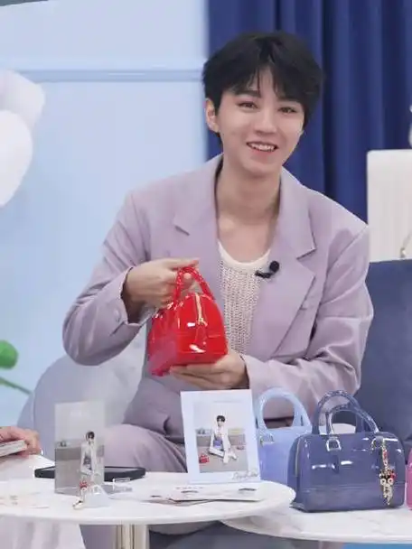 麻将爱好者在哪里,王俊凯说了,背红色furla过年打麻将会赢7015